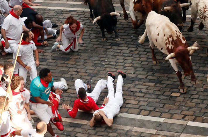Nhiều người bị ngã xuống đường ở Pamplona hôm 8/7.