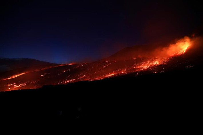 Núi lửa Etna phun trào nhìn từ xa. Lần phun trào gần đây nhất diễn ra vào tháng 5/2019.