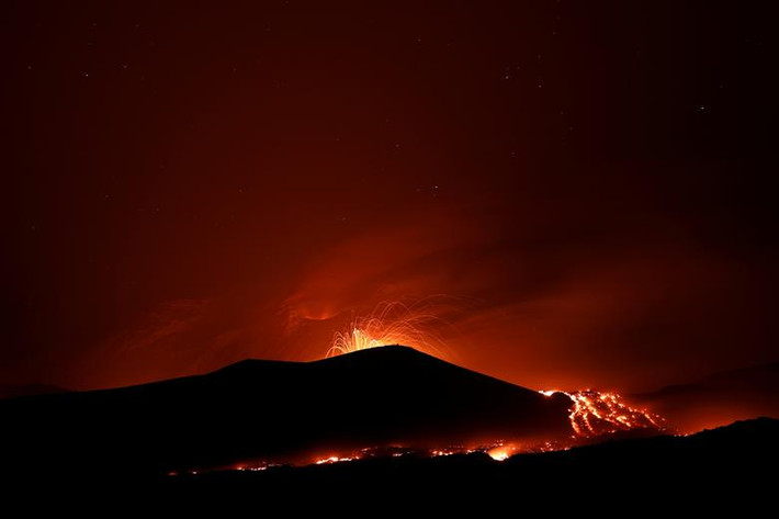 Núi lửa Etna phun trào thắp sáng bầu trời đêm trên đảo Sicilia hôm 27/7.