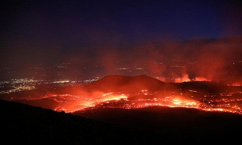 Được biết, núi lửa Etna hoạt động vài lần trong một năm. Và mỗi lần "thức giấc", nó lại phun dung nham và tro bụi tạo lên cảnh tượng ngoạn mục.