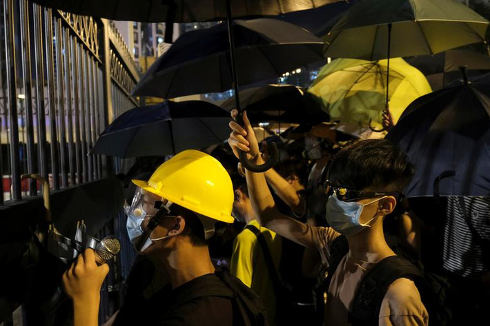 Đám đông bao vây bên ngoài đồn cảnh sát Kwai Chung để yêu cầu chính quyền thả tự do cho những người biểu tình bị giam giữ bên trong.