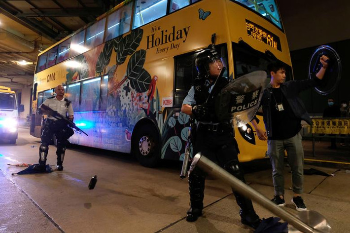 Một số người biểu tình ném đồ vật về phía cảnh sát ở Hong Kong ngày 30/7.