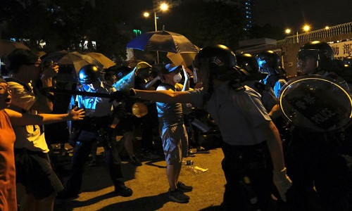 Theo hãng thông tấn Reuters, ngày 30/7, hàng trăm người biểu tình Hong Kong phản đã tập trung bên ngoài đồn cảnh sát Kwai Chung, nơi được cho là đang giam giữ 44 nhà hoạt động bị buộc tội gây bạo loạn trong các cuộc đụng độ những ngày qua. (Nguồn ảnh: Reuters)