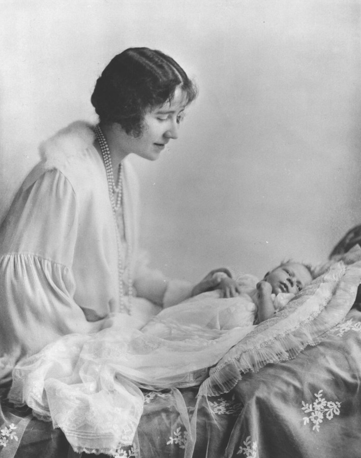 Nữ hoàng Elizabeth II sinh ngày 21/4/1926. Bà hiện là đương kim Nữ vương của 16 Vương quốc Thịnh vượng chung. Ảnh: Hoàng thái hậu Elizabeth bên con gái Elizabeth II lúc mới chào đời.