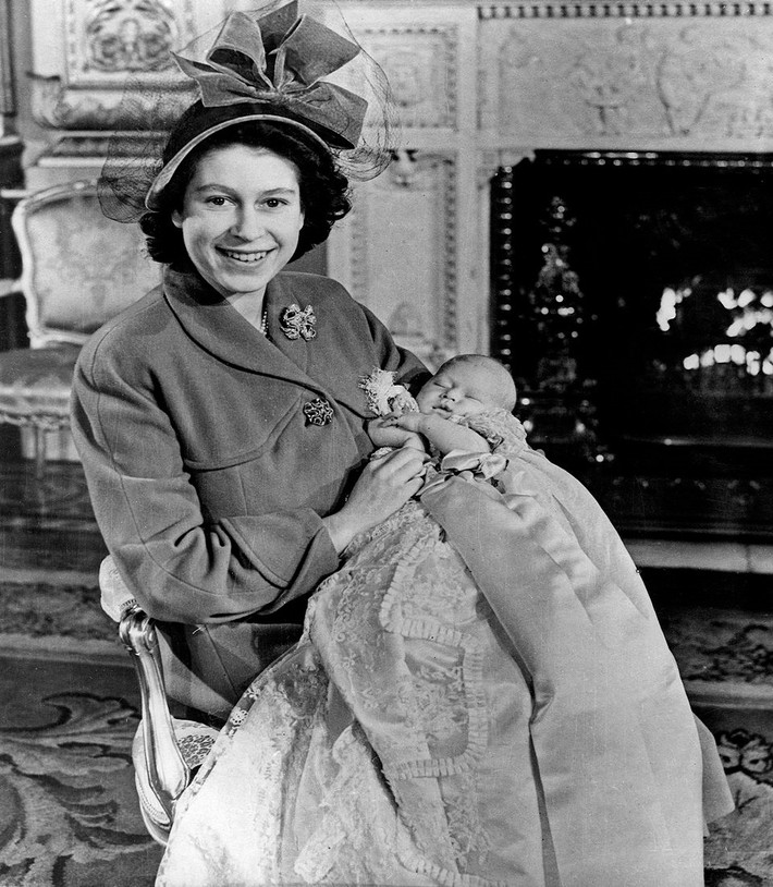 Thái tử Charles, con trai cả của Nữ hoàng Elizabeth II, chào đời vào ngày 14/11/1948. Ảnh chụp trong lễ rửa tội của Thái tử Charles vào tháng 12/1948.