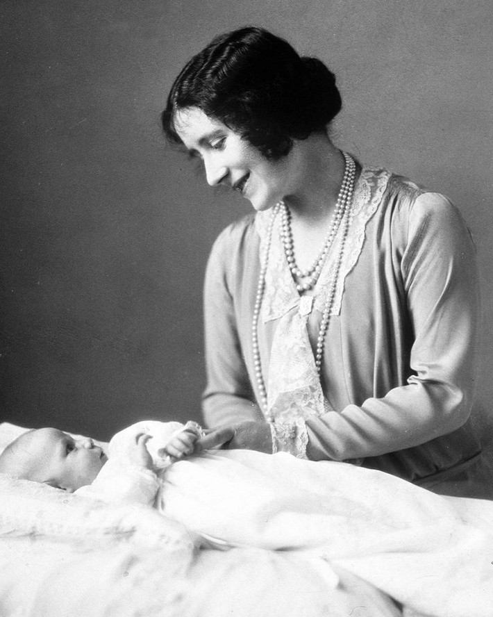 Ngày 21/8/1930, em gái của Nữ hoàng Elizabeth II là Công chúa Margaret chào đời. Ảnh chụp Hoàng thái hậu Elizabeth bên con gái mới chào đời Margaret.