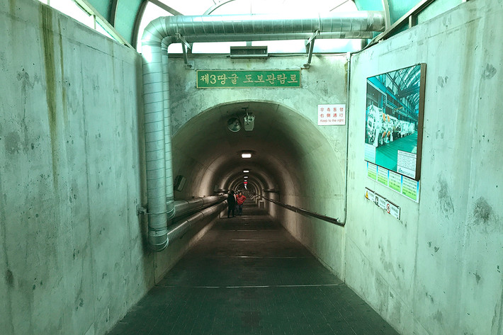 Lối đi dẫn tới “Third Tunnel of Aggression” là một con đường dốc 11 độ. Các nhà chức trách cấm chụp ảnh bên trong đường hầm này và tất cả du khách tham quan được yêu cầu đội mũ bảo hiểm vì đường hầm thấp và có đá nhọn. Ảnh: AJ.