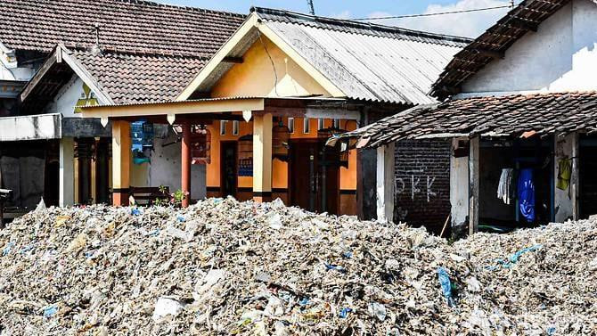 Nhiều năm qua, ngôi làng Bangun tại đảo Đông Java, Indonesia, ngập trong núi rác từ những đồ gia dụng cũ hỏng, bao bì thực phẩm, vỏ lon đồ uống và các thiết bị sinh hoạt cá nhân. Đối với bên ngoài, đây có thể coi là thảm cảnh ô nhiễm. Thế nhưng, hầu hết người dân tại Bangun đều chào đón núi rác thải đồ nhựa mà quy mô có thể lấp đầy những con phố trong làng. Ảnh: CNA.