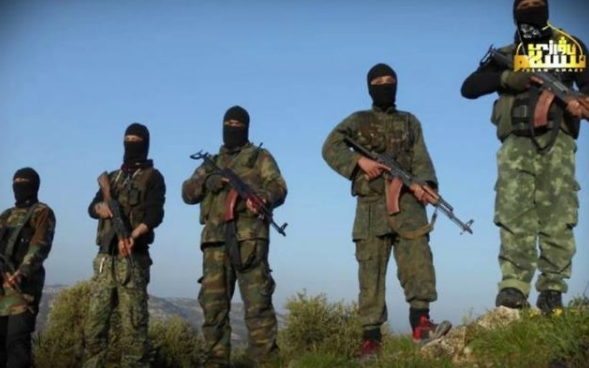 Theo hãng Fars (Iran), các tay súng phiến quân thuộc lực lượng Đảng Hồi giáo Turkistan, Harasoddin và Ansar al-Tawhid đã mở cuộc tấn công dữ dội nhằm vào các căn cứ của Quân đội Syria ở thị trấn al-Darreh và Atireh, phía bắc Latakia. Ảnh: AP.