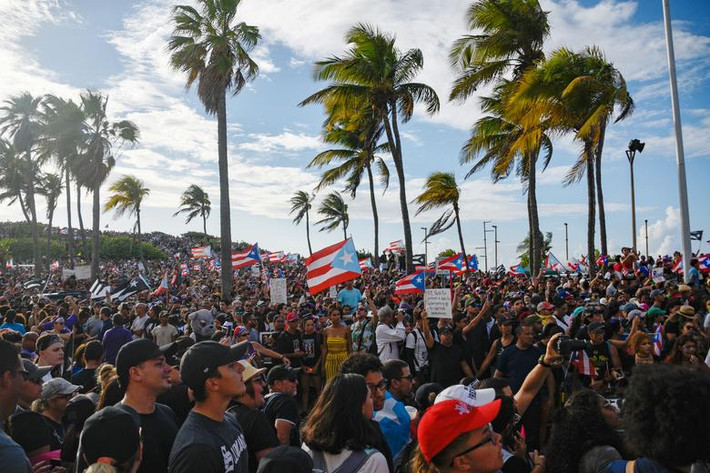 Theo CBS News, hàng nghìn người biểu tình đã tuần hành đến dinh thự của Thống đốc Puerto Rico Ricardo Rossello ở San Juan để yêu cầu ông Ricardo từ chức. (Nguồn ảnh: Reuters)