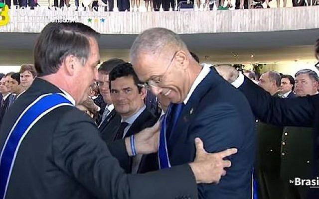 Ông Shelley là một cựu doanh nhân và giữ cương vị hiện tại kể từ tháng 1/2017. Ông được Tổng thống Bolsonaro trao tặng Huân chương Quốc gia Nam Cross hôm 7/5 (ảnh) - danh hiệu cao quý nhất của Brazil dành cho những vị khách cấp cao. Ảnh: chụp màn hình.