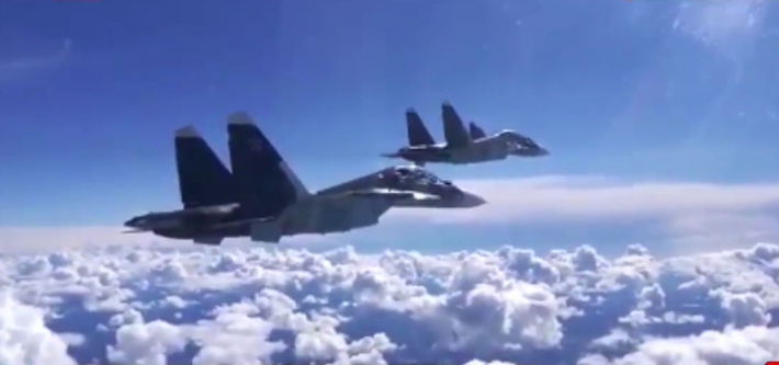 "Các chiến đấu cơ Nga ồ ạt trút bão lửa xuống khu vực phía tây bắc Syria, gây tổn thất nặng nề cho các tuyến phòng thủ của nhóm khủng bố", một nguồn tin ở tỉnh Hama cho biết. Ảnh: AMN.