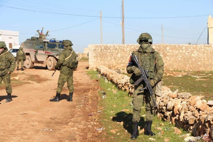 Được biết, những quân nhân Nga này làm nhiệm vụ cố vấn cho các đơn vị Quân đội Syria ở khu vực nông thôn phía bắc tỉnh Hama. Ảnh: AMN.