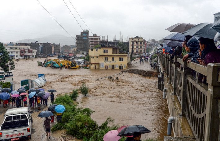 Biển nước mênh mông tại một khu dân cư ở Kalanki, Kathmandu, sau khi nước sông tràn bờ hôm 12/7. Ảnh: MM.