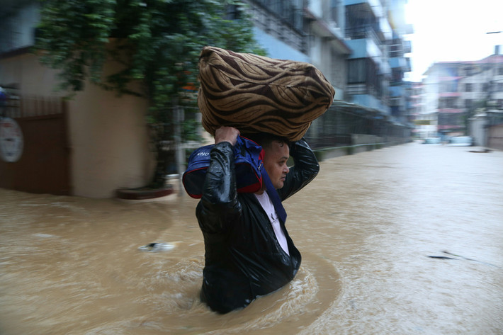 Gopal Adhikari, người đứng đầu quận Siraha - một trong những khu vực bị ảnh hưởng nặng nề nhất - cho biết người dân địa phương đã được sơ tán đến nơi an toàn sau khi hầu hết khu vực này bị ngập. Ảnh: AJ.