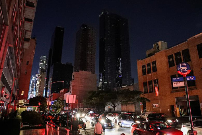Một khu dân cư gần Quảng trường Thời đại trong đợt mất điện diện rộng ở Manhattan cuối tuần trước.