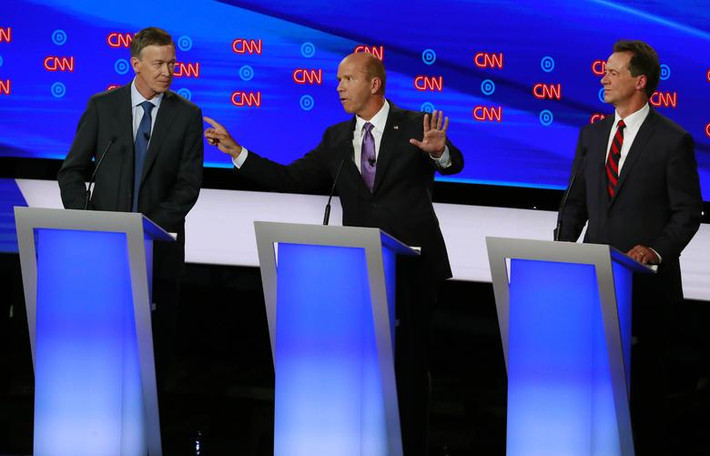 Trong ảnh là Thống đốc Colorado John Hickenlooper, cựu nghị sĩ John Delaney và Thống đốc Montana Steve Bullock.