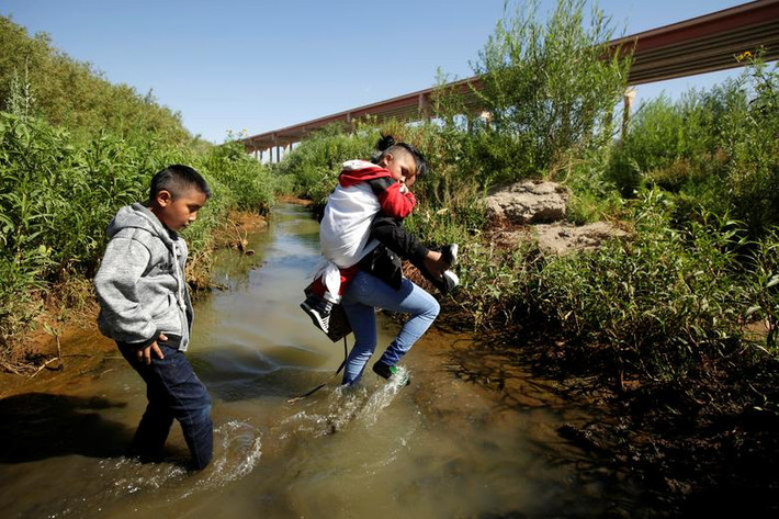 Người bố cõng con vượt biên từ Ciudad Juarez, Mexico, sang Mỹ hôm 6/6.