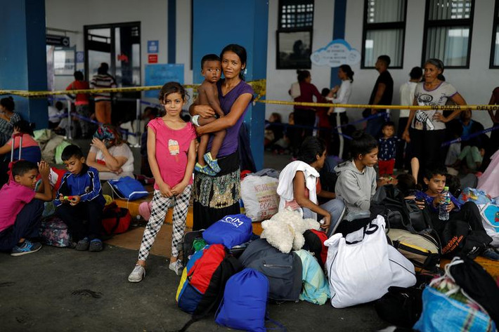 Cô Maria Valdez, 31 tuổi đến từ Venezuela, cùng hai con Yoimairy 9 tuổi và Darien 1 tuổi, chờ được xử lý giấy tờ tại trung tâm ở ngoại ô Tumbers, Peru, ngày 17/6 trước khi tiếp tục hành trình.