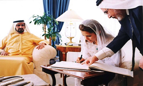 Năm 2004, Công chúa Haya kết hôn với Thủ tướng UAE Mohammed bin Rashid al-Maktoum, khi đó 55 tuổi, trong buổi lễ được tổ chức tại Amman.