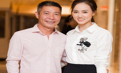 Chiều qua (29/7), NSƯT Công Lý cùng bạn gái đã có mặt tại sự kiện ra mắt bộ phim "Hoa hồng trên ngực trái" do anh làm phó đạo diễn.