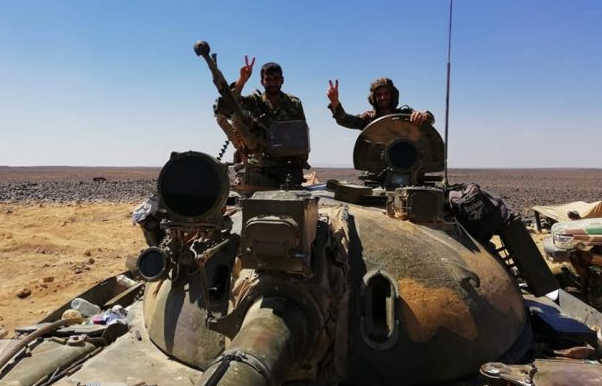 Al Masdar News đưa tin, Quân đội Syria còn oanh kích dữ dội khu trại huấn luyện và căn cứ của nhóm phiến quân HTS ở bên trong và xung quanh thị trấn Khan Sheikhoun, Nam Idlib. Ảnh: AMN.
