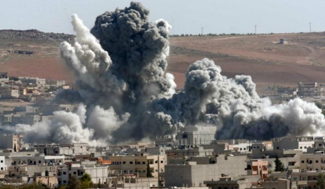 "Máy bay chiến đấu Nga và Syria đã tiến hành hơn 20 đợt không kích nhằm vào nhóm khủng bố ở thành phố Jisr al-Shoghour ở tây nam Idlib đêm 19/7, qua đó phá hủy 5 căn cứ của bọn chúng và khiến ít nhất 40 tay súng thương vong", FNA đưa tin. Ảnh: CD.