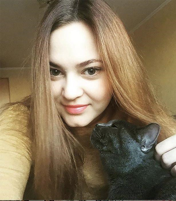 Một tài khoản khác lại bình luận: "Thật ngọt ngào và hợp lý làm sao khi các viên chức Nga phô bày cơ thể để biến giấc mơ đến châu Âu thành hiện thực". Anufrieva cho biết cô có một thư viện gồm hơn 150 cuốn sách bằng tiếng Đức. Cô còn chia sẻ mình có khả năng đặc biệt là có thể lấy lưỡi chạm vào mũi.