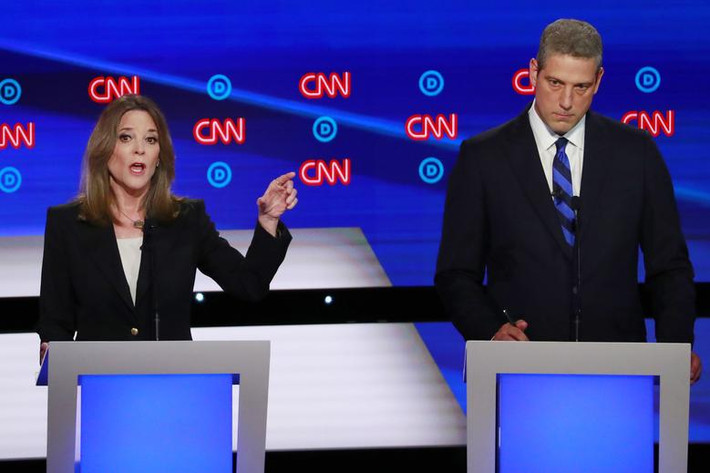 Nhà văn Marianne Williamson phát biểu trong lúc nghị sĩ Tim Ryan lắng nghe.