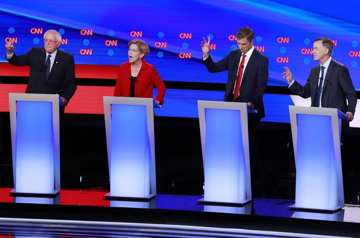 Trong ảnh là Thượng nghị sĩ Bernie Sanders, Thượng nghị sĩ Elizabeth Warren, cựu nghị sĩ Beto O'Rourke và cựu Thống đốc Colorado John Hickenlooper.