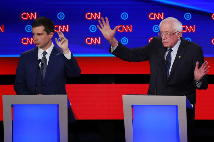 Thị trưởng Pete Buttigieg và Thượng nghị sĩ Bernie Sander tại phiên tranh luận.