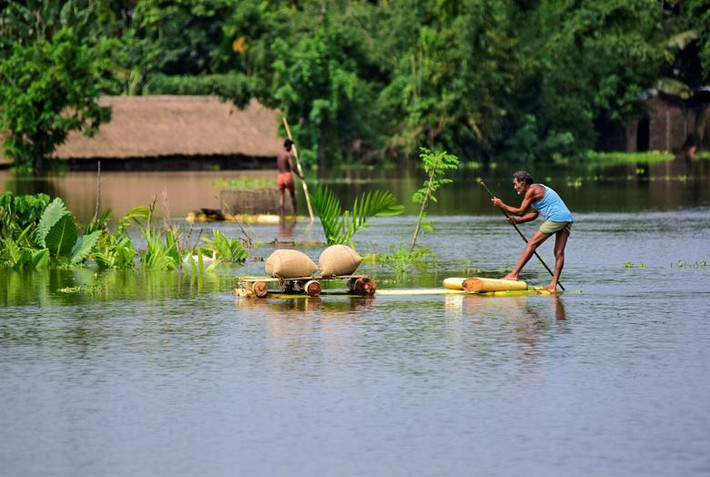 Những hình ảnh được đăng tải cho thấy, nhiều tuyến đường ở Bihar và Assam ngập sâu trong nước.