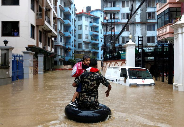 Gopal Adhikari, người đứng đầu quận Siraha - một trong những khu vực bị ảnh hưởng nặng nề nhất ở Nepal - cho biết người dân địa phương đã được sơ tán đến nơi an toàn sau khi hầu hết khu vực này bị ngập.