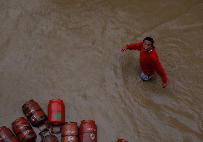 Tại Nepal, tính đến thời điểm hiện tại, 64 người thiệt mạng và 31 người mất tích trong đợt mưa lũ, lở đất nghiêm trọng vừa qua.