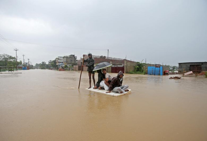 Tại Ấn Độ, bang Assam và Bihar là những nơi chịu ảnh hưởng nặng nề nhất bởi đợt thiên tai này. Khoảng 4,3 triệu người ở Assam trong 10 ngày qua do mực nước dâng cao.