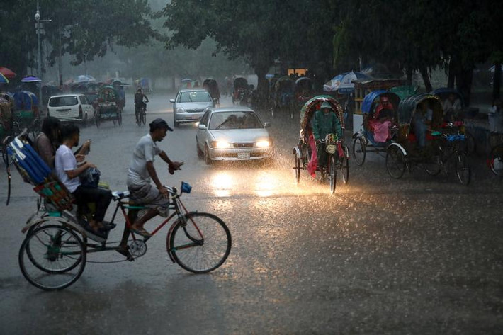 Trận mưa lớn trút xuống Dhaka, Bangladesh, ngày 13/7.