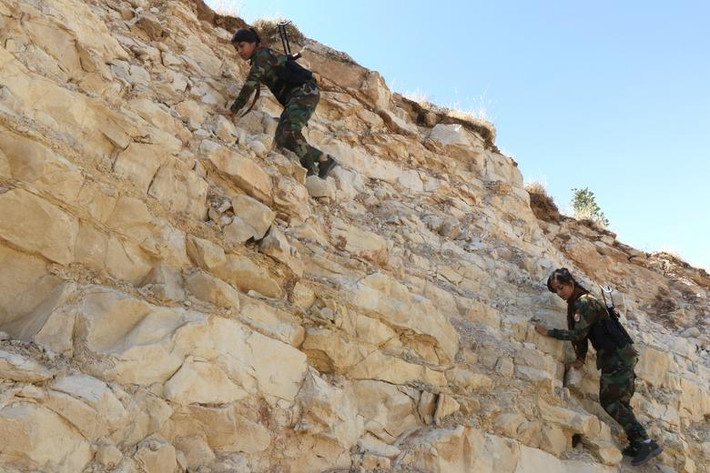 Các nữ chiến binh người Kurd Iran tập di chuyển qua địa hình hiểm trở tại Erbil, Ira, ngày 9/7.