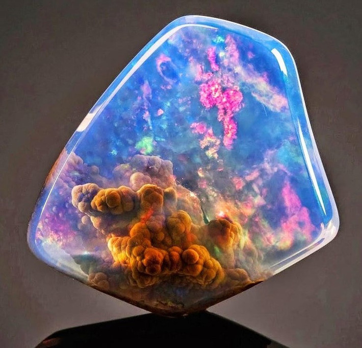 Viên đá opal này trông như thể hình ảnh thu nhỏ của vũ trụ thuở hồng hoang.