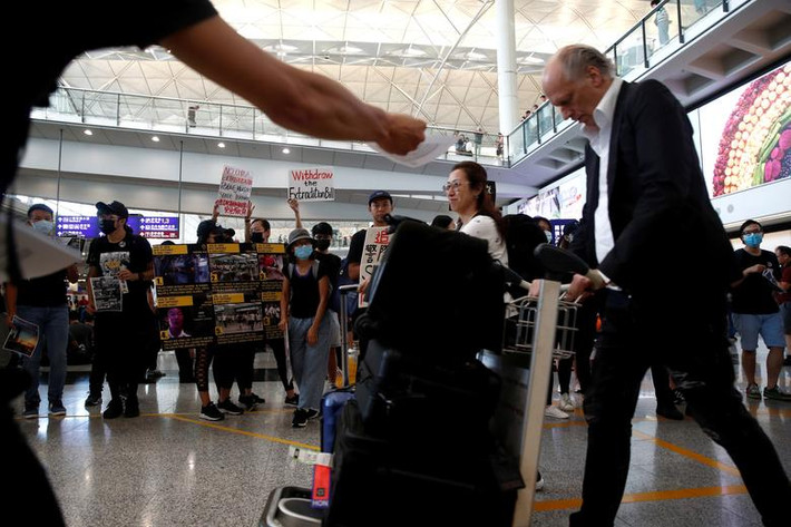 Một số người biểu tình kêu gọi dân chủ và hô vang "Hong Kong tự do" khi tập trung tại sân bay quốc tế Hong Kong.