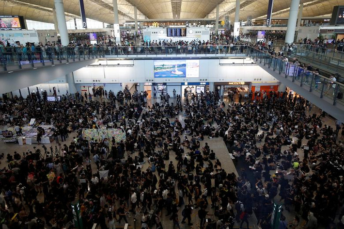 Theo hãng thông tấn Reuters, ngày 26/7, hàng nghìn người biểu tình đã tập trung tại sân bay quốc tế Hong Kong để tiếp tục phản đối dự luật dẫn độ sang Trung Quốc, vài tuần sau khi Đặc khu trưởng Hong Kong Lâm Trịnh Nguyệt Nga tuyên bố rằng dự luật này "đã chết". (Nguồn ảnh: Reuters)