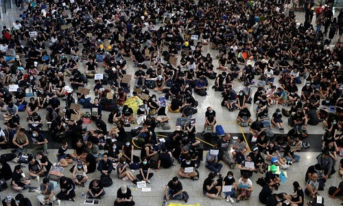 Các nhà tổ chức ước tính, khoảng 15.000 người đã tham gia vào cuộc biểu tình ở sân bay Hong Kong kéo dài hơn 11 giờ hôm 26/7. Tuy nhiên, cảnh sát ước tính con số này chỉ ở mức 4.000 người.