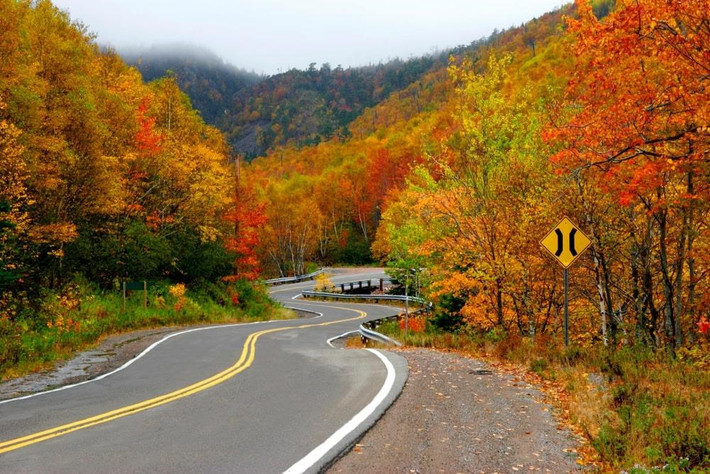 Đường mòn Cabot: Đường mòn Cabot trên đảo Cape Breton ở Nova Scotia là một điều kỳ diệu của thiên nhiên. Nơi đây được ca ngợi là một trong những địa danh vào thu đẹp nhất thế giới. Trên con đường chạy quanh bờ phía bắc của Cape Breton, du khách sẽ được thưởng ngoạn những sắc màu đỏ thẫm, cam, vàng hòa quyện vào nhau và rồi sáng rực lên như cả vùng cao nguyên đang bốc cháy. Ảnh: Cworthy. Mời độc giả xem thêm video: Những mùa thu đẹp nhất trên thế giới (Nguồn: VTC14)