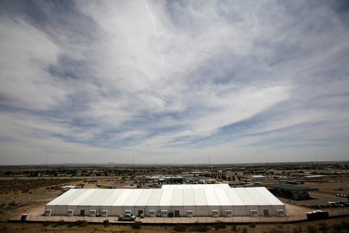 Một cơ sở giữ người nhập cư trái phép được dựng lên ở El Paso, Texas, ngày 29/4.
