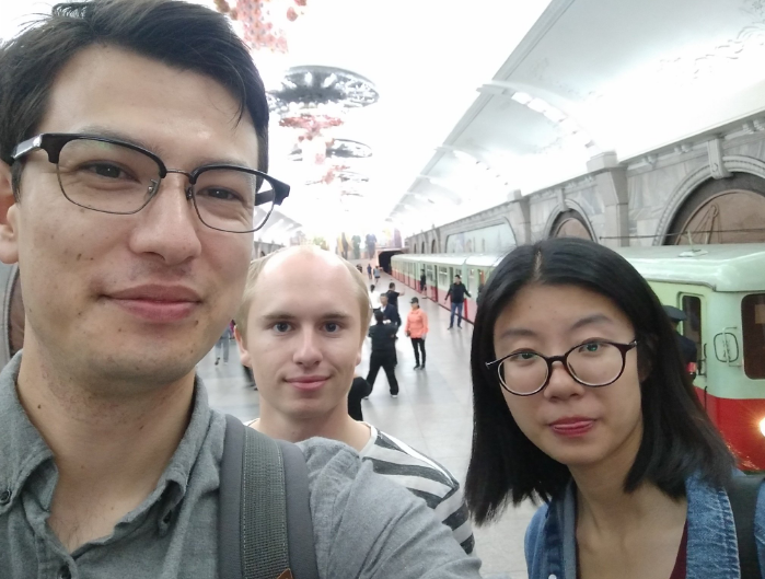 Anh được đối xử đặc biệt dù là người nước ngoài ở Triều Tiên. Trong khi các mạng xã hội phần lớn bị cấm ở nước này thì Sigley vẫn được phép truy cập vào Facebook và Twitter để đăng ảnh và video nói về những trải nghiệm của mình. Ảnh: Twitter.