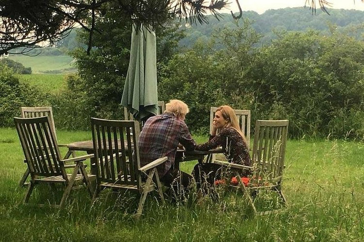 Chuyện tình cảm của ông Johnson và người bạn gái kém 24 tuổi, Carrie Symonds, chính thức được công khai vào ngày 20/6/2019. Bạn gái của tân Thủ tướng Anh được mô tả là người phụ nữ tài giỏi, xinh đẹp và quyến rũ.