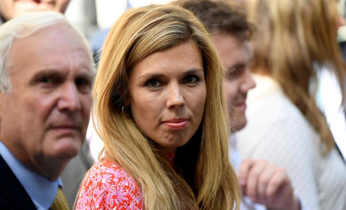 Bạn gái của ông Boris Johnson, bà Carrie Symonds, lắng nghe ông Boris phát biểu bên ngoài toà nhà văn phòng chính phủ.