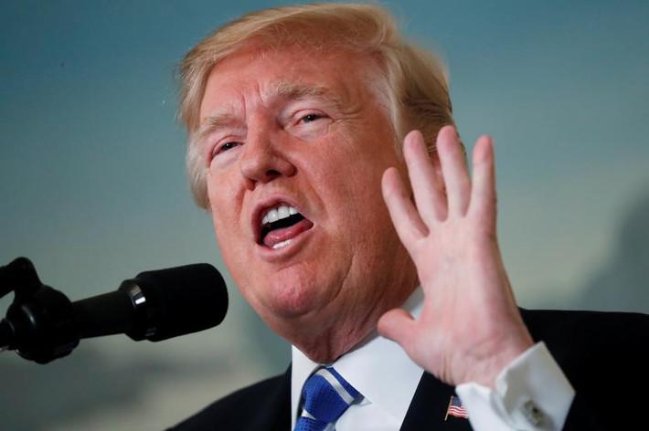 Tháng 11/2017: Tổng thống Trump viết trên Twitter: "Bà Theresa May, đừng chú ý đến tôi, hãy tập trung vào chủ nghĩa khủng bố Hồi giáo cực đoan đang xảy ra trong lòng nước Anh".
