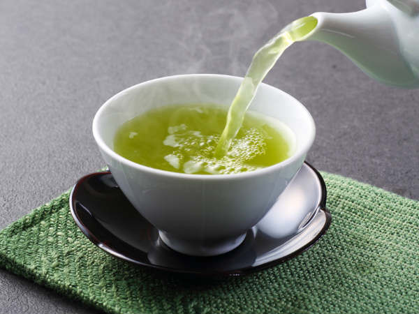 Một nghiên cứu quy mô nhỏ năm 2005 trên các đối tượng thừa cân và béo phì vừa phải cho thấy, tiêu thụ hỗn hợp trà xanh với 150 miligam caffein trong 3 tháng có liên quan đến việc giảm cân và giảm mỡ nhiều hơn, cũng như giảm đáng kể vòng eo so với nhóm người uống giả dược. Ảnh: Boldsky.