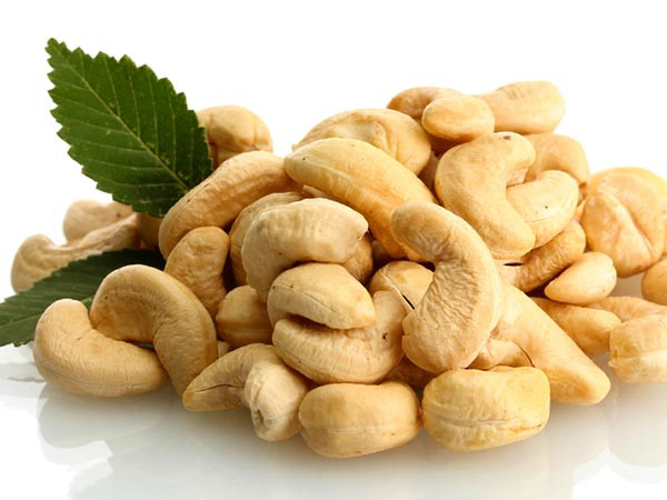 Mặc dù số lượng chính xác có thể khác nhau, nhưng các loại hạt chứa melatonin cũng như các khoáng chất thiết yếu như magie và kẽm, rất cần thiết cho loạt quá trình của cơ thể. Nhiều bằng chứng cho thấy, những khoáng chất này giúp người cao tuổi bị chứng mất ngủ cải thiện chất lượng giấc ngủ của họ. Ảnh: Boldsky.