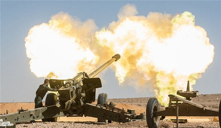 Sau đó, Quân đội Syria đã mở cuộc tấn công trả đũa nhằm vào phiến quân IS ở khu Badiya al-Sham, tỉnh Homs, qua đó tiêu diệt nhiều phần tử khủng bố và phá hủy 3 xe quân sự của bọn chúng. Ảnh: FNA.